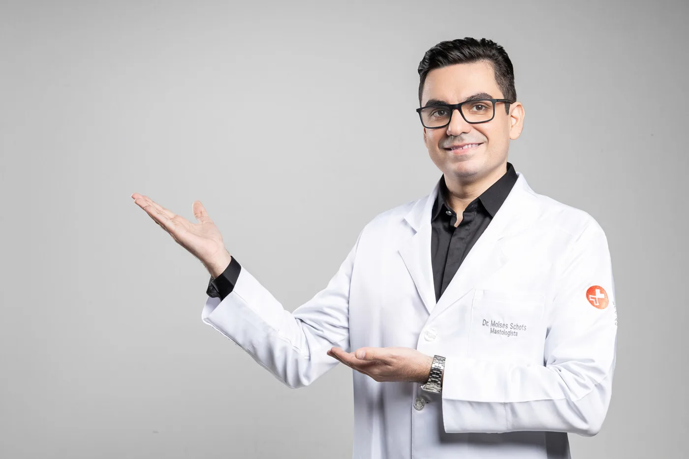 Dr. Moisés Schots de jaleco