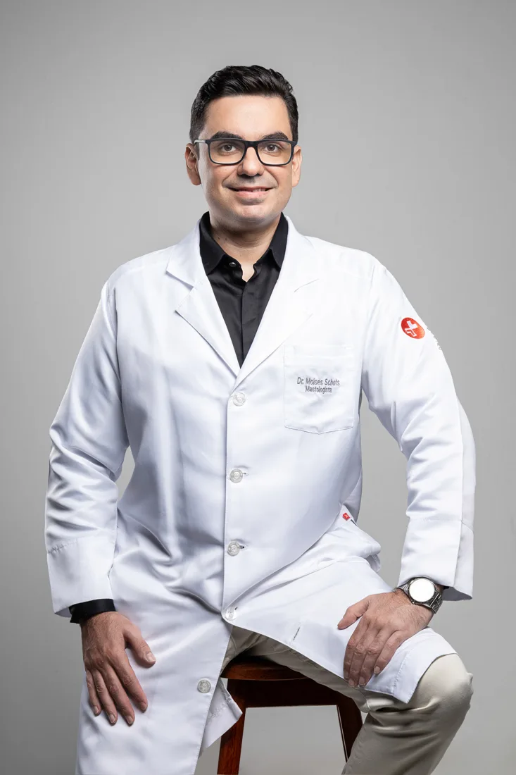 Dr. Moisés Schots de jaleco